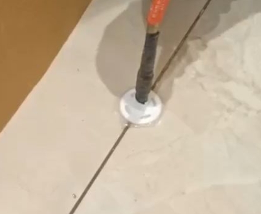 赤峰市瓷砖空鼓维修公司专业解答瓷砖在铺贴过程中，如果没有涂抹均匀到位的粘结材料（如水泥砂浆或瓷砖胶），可能会导致以下问题