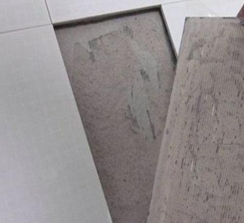 赤峰市瓷砖空鼓维修公司分享瓷砖铺贴时如果打浆（即涂抹在瓷砖背面和基层上的砂浆或瓷砖胶）过少，会带来以下问题